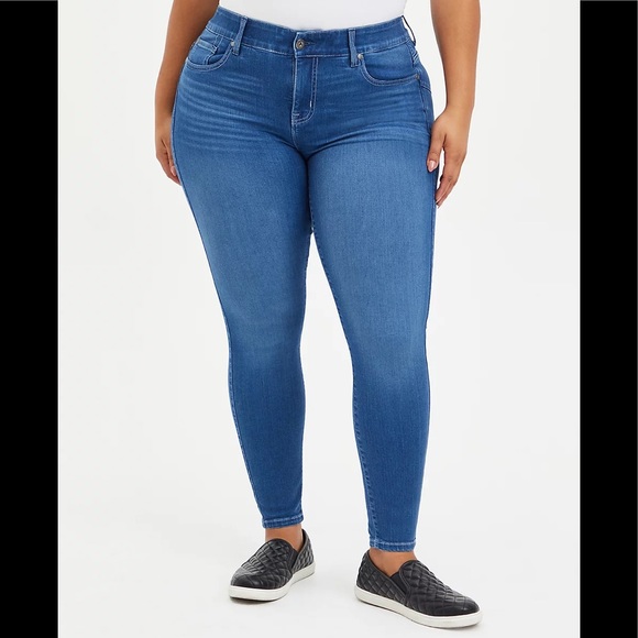 BOMBSHELL SKINNY JEAN - PREMIUM STRETCH ECO MEDIUM WASH
